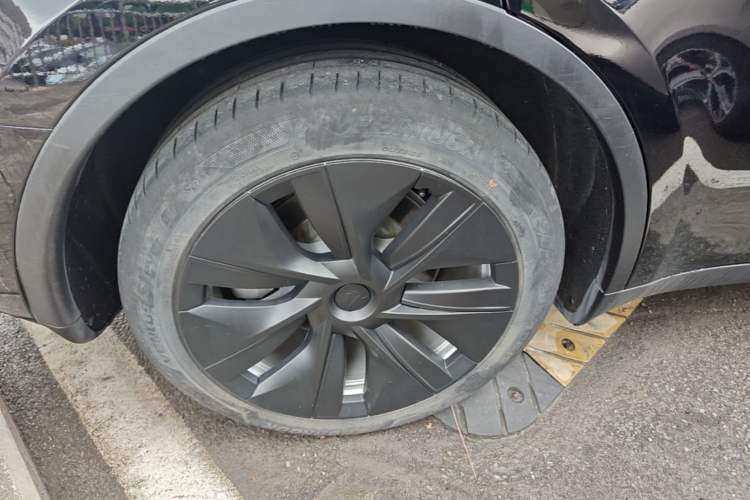 Used Tesla Model Y 2021 Standard Range Rear-Wheel Drive Version Right Rear Wheel Hub