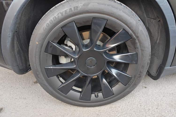 Used Tesla Model Y 2021 Standard Range Rear-Wheel Drive Version Right Rear Wheel Hub
