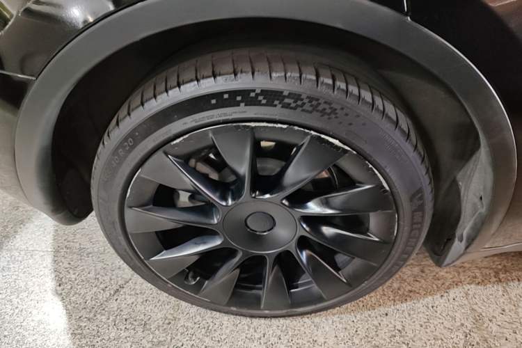 Used Tesla Model Y 2021 Long-Range All-Wheel-Drive Version Right Rear Wheel Hub