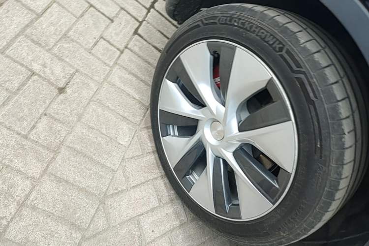 Used Tesla Model Y 2021 Standard Range Rear-Wheel Drive Version Right Rear Wheel Hub