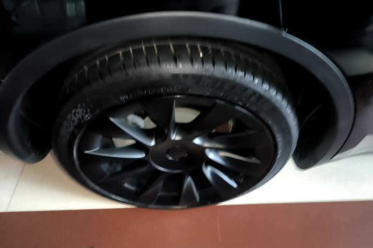Used Tesla Model Y 2021 Standard Range Rear-Wheel Drive Version Right Rear Wheel Hub