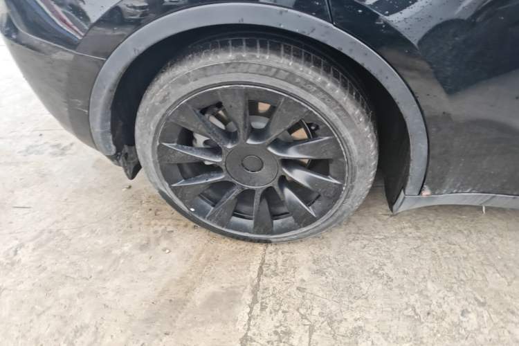 Used Tesla Model Y 2021 Standard Range Rear-Wheel Drive Version Right Rear Wheel Hub