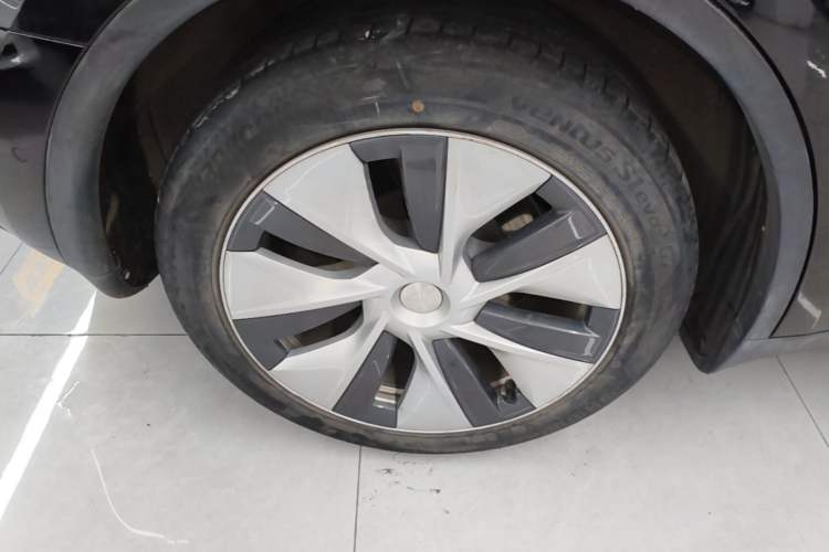 Used Tesla Model Y 2021 Standard Range Rear-Wheel Drive Version Right Rear Wheel Hub