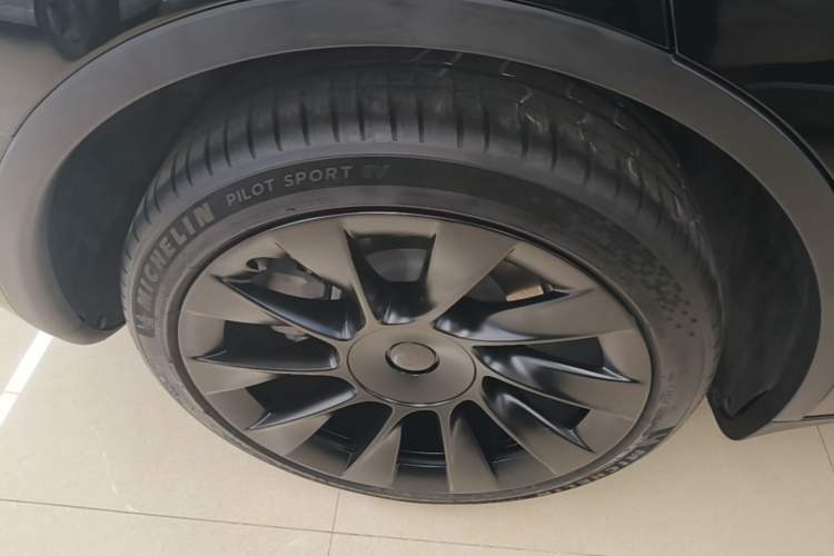 Used Tesla Model Y 2021 Standard Range Rear-Wheel Drive Version Right Rear Wheel Hub