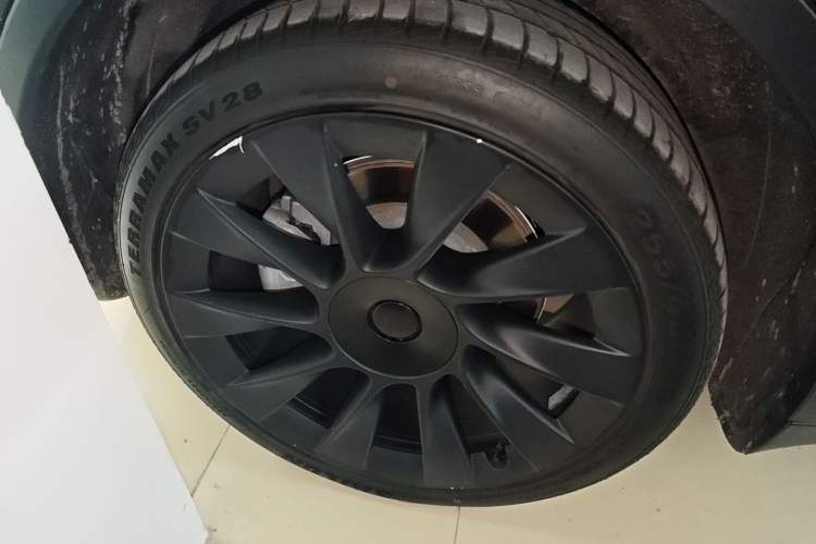 Used Tesla Model Y 2021 Standard Range Rear-Wheel Drive Version Right Rear Wheel Hub