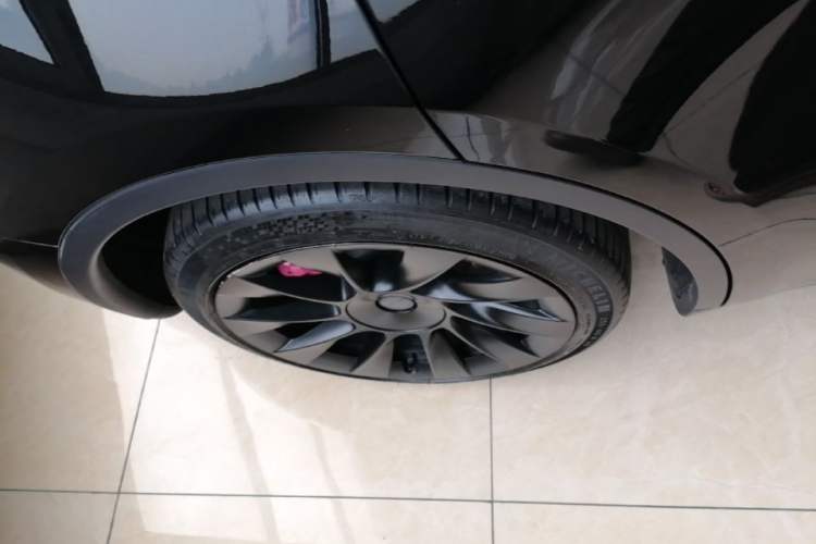 Used Tesla Model Y 2021 Standard Range Rear-Wheel Drive Version Right Rear Wheel Hub