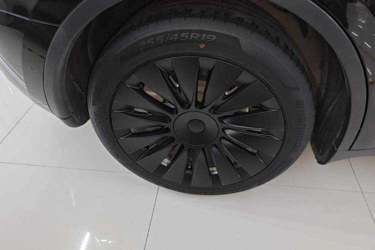 Used Tesla Model Y 2021 Standard Range Rear-Wheel Drive Version Right Rear Wheel Hub