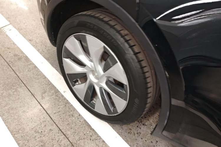 Used Tesla Model Y 2021 Standard Range Rear-Wheel Drive Version Right Rear Wheel Hub