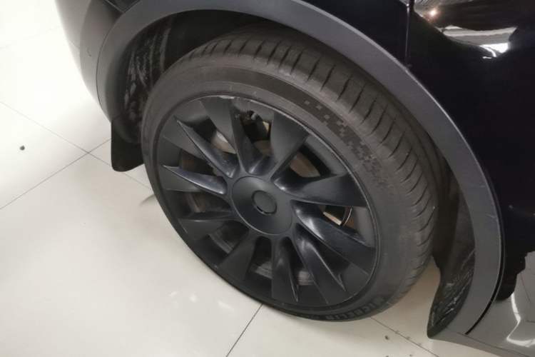 Used Tesla Model Y 2021 Long-Range All-Wheel-Drive Version 3D7 Right Rear Wheel Hub