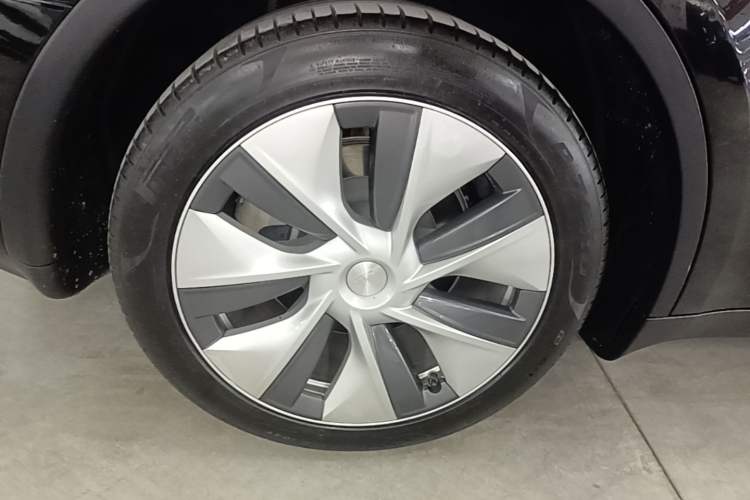 Used Tesla Model Y 2021 Standard Range Rear-Wheel Drive Version Right Rear Wheel Hub