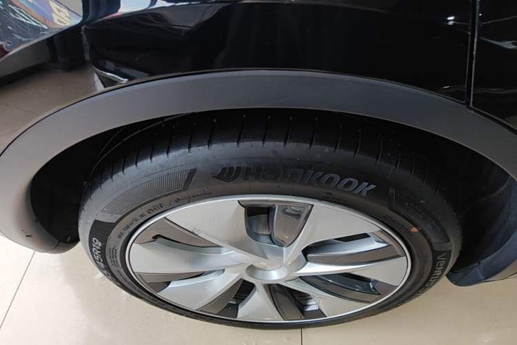 Used Tesla Model Y 2021 Standard Range Rear-Wheel Drive Version Right Rear Wheel Hub