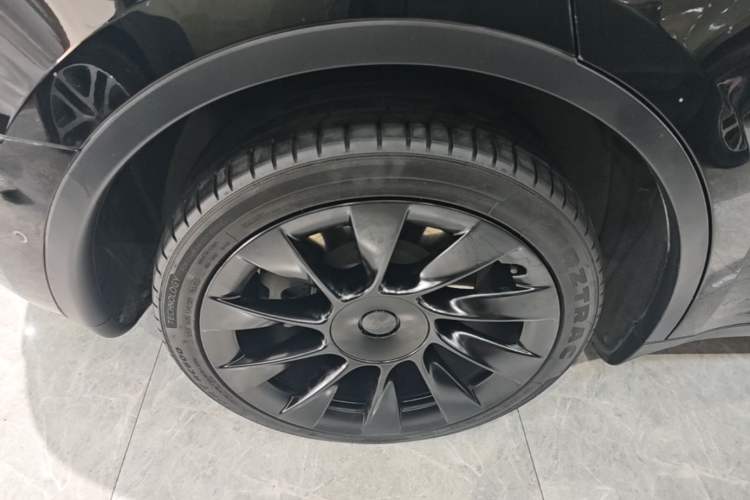 Used Tesla Model Y 2021 Standard Range Rear-Wheel Drive Version Right Rear Wheel Hub