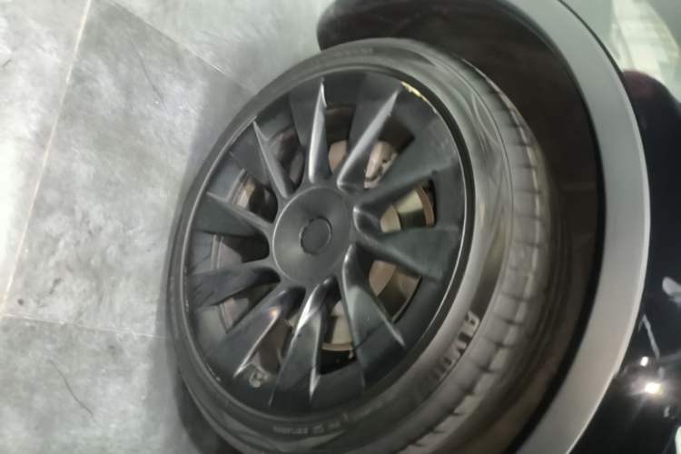 Used Tesla Model Y 2021 Standard Range Rear-Wheel Drive Version Right Rear Wheel Hub