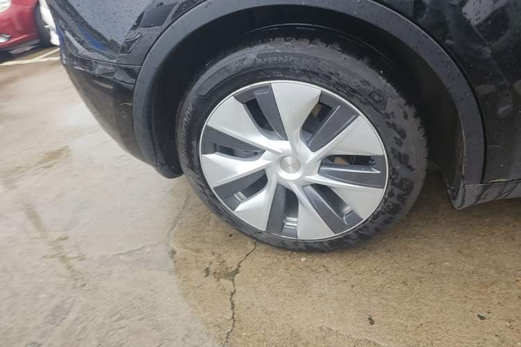 Used Tesla Model Y 2021 Standard Range Rear-Wheel Drive Version Right Rear Wheel Hub