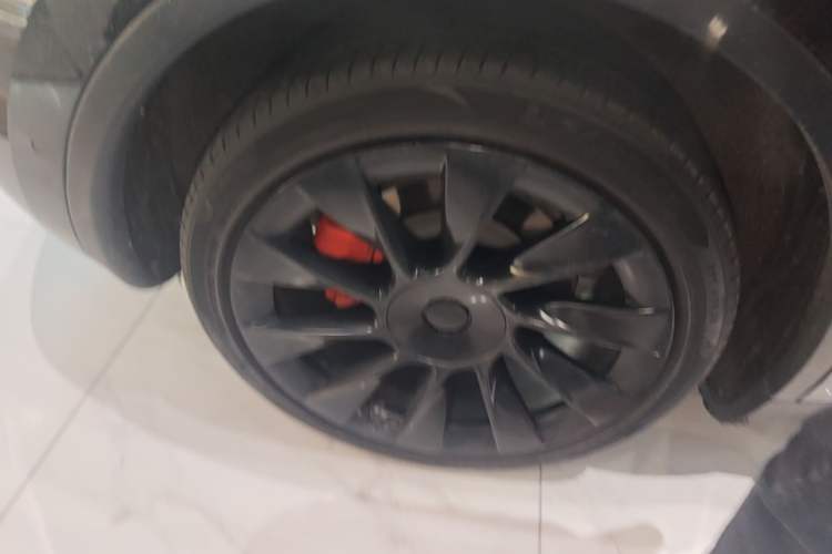 Used Tesla Model Y 2021 Standard Range Rear-Wheel Drive Version Right Rear Wheel Hub
