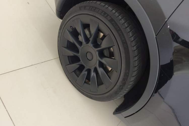 Used Tesla Model Y 2021 Standard Range Rear-Wheel Drive Version Right Rear Wheel Hub