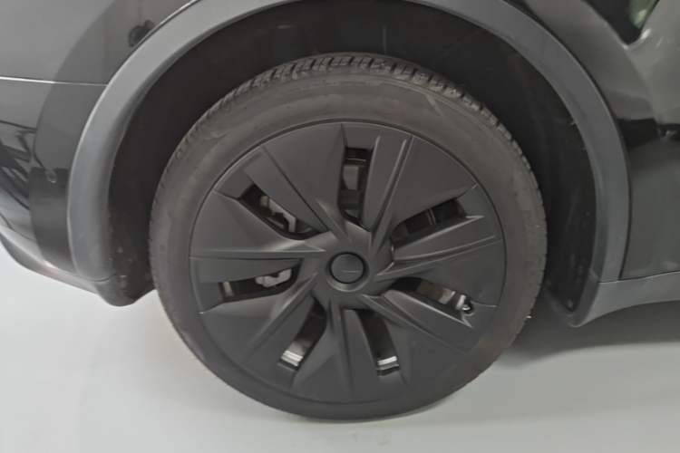 Used Tesla Model Y 2021 Long-Range All-Wheel-Drive Version Right Rear Wheel Hub