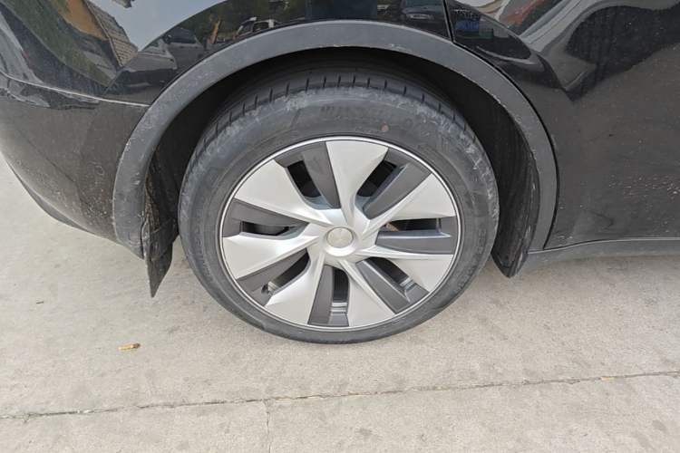 Used Tesla Model Y 2021 Standard Range Rear-Wheel Drive Version Right Rear Wheel Hub