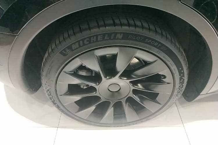 Used Tesla Model Y 2021 Standard Range Rear-Wheel Drive Version Right Rear Wheel Hub