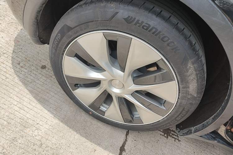 Used Tesla Model Y 2021 Standard Range Rear-Wheel Drive Version Right Rear Wheel Hub
