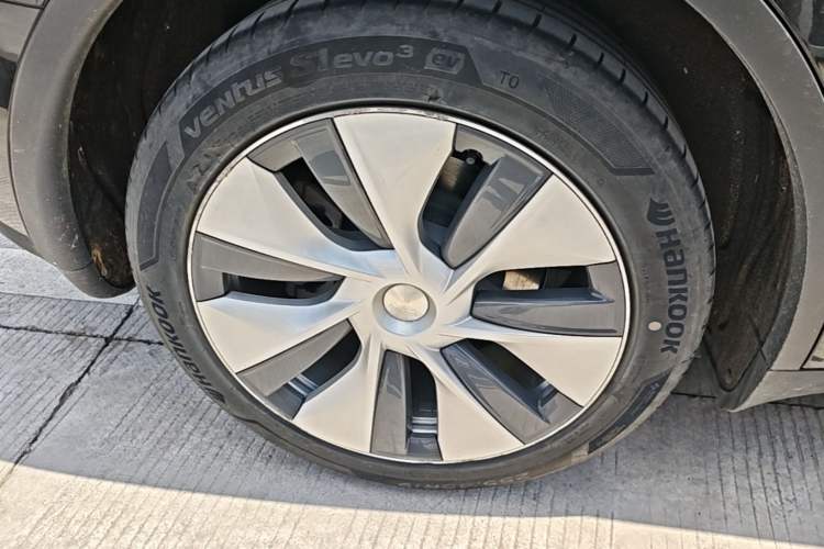 Used Tesla Model Y 2021 Long-Range All-Wheel-Drive Version Right Rear Wheel Hub