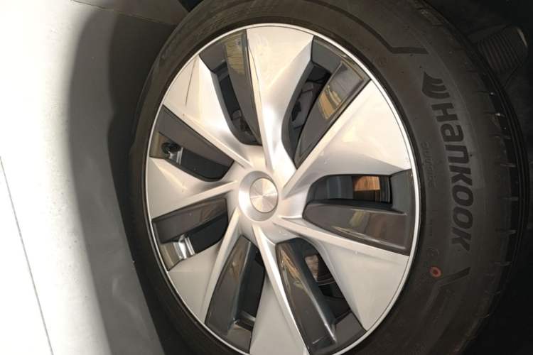 Used Tesla Model Y 2021 Long-Range All-Wheel-Drive Version Right Rear Wheel Hub