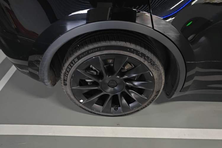 Used Tesla Model Y 2021 Standard Range Rear-Wheel Drive Version Right Rear Wheel Hub
