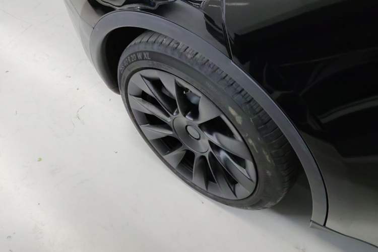 Used Tesla Model Y 2021 Standard Range Rear-Wheel Drive Version Right Rear Wheel Hub