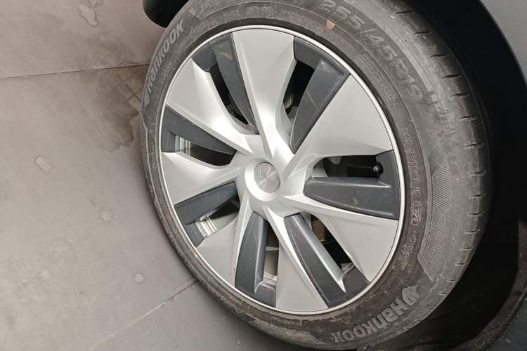 Used Tesla Model Y 2021 Standard Range Rear-Wheel Drive Version Right Rear Wheel Hub