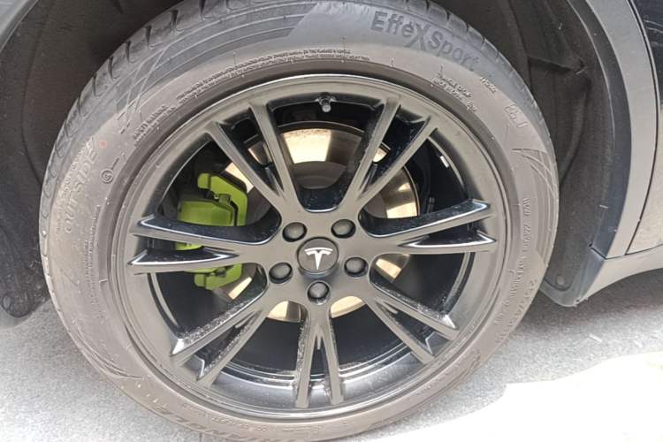 Used Tesla Model Y 2021 Long-Range All-Wheel-Drive Version 3D7 Right Rear Wheel Hub