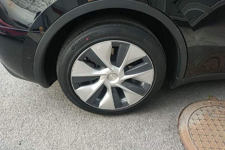 Used Tesla Model Y 2021 Standard Range Rear-Wheel Drive Version Right Rear Wheel Hub