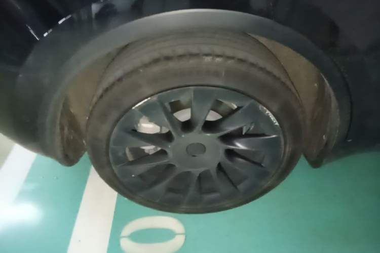 Used Tesla Model Y 2021 Standard Range Rear-Wheel Drive Version Right Rear Wheel Hub
