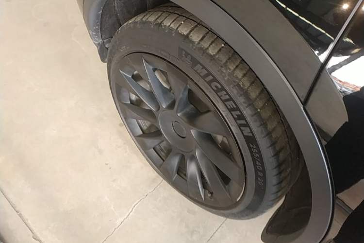 Used Tesla Model Y 2021 Standard Range Rear-Wheel Drive Version Right Rear Wheel Hub