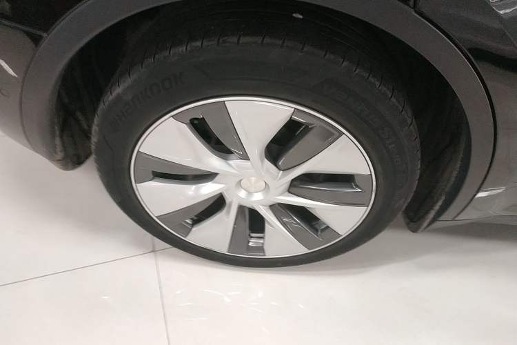 Used Tesla Model Y 2021 Standard Range Rear-Wheel Drive Version Right Rear Wheel Hub