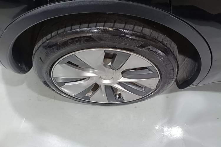 Used Tesla Model Y 2021 Standard Range Rear-Wheel Drive Version Right Rear Wheel Hub