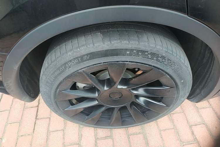 Used Tesla Model Y 2021 Long-Range All-Wheel-Drive Version Right Rear Wheel Hub