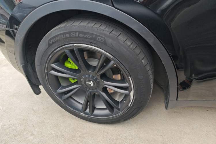 Used Tesla Model Y 2021 Standard Range Rear-Wheel Drive Version Right Rear Wheel Hub
