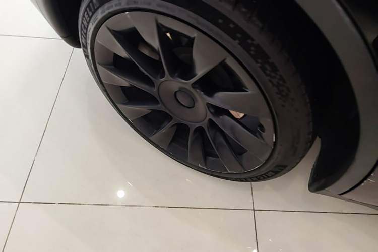 Used Tesla Model Y 2021 Long-Range All-Wheel-Drive Version Right Rear Wheel Hub