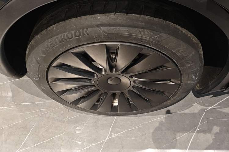 Used Tesla Model Y 2021 Standard Range Rear-Wheel Drive Version Right Rear Wheel Hub