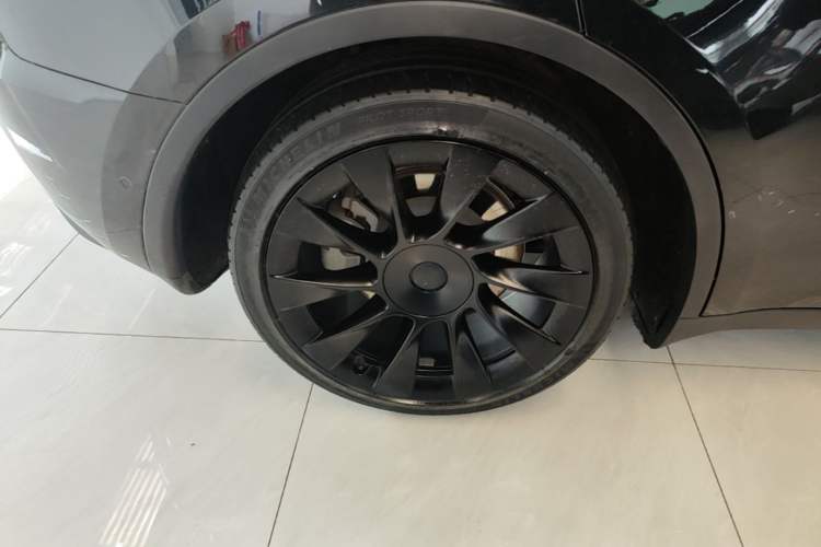 Used Tesla Model Y 2021 Standard Range Rear-Wheel Drive Version Right Rear Wheel Hub