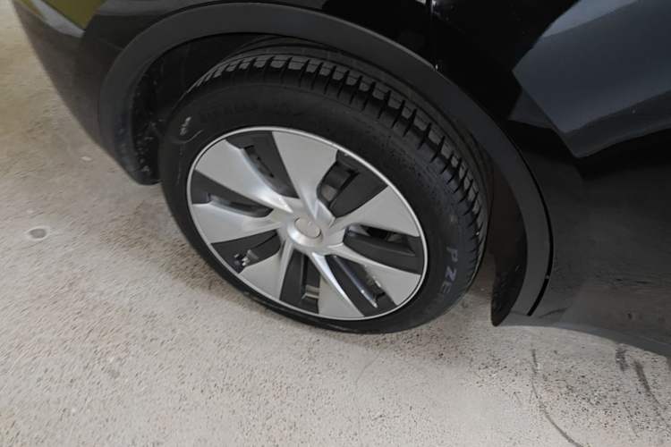 Used Tesla Model Y 2021 Standard Range Rear-Wheel Drive Version Right Rear Wheel Hub