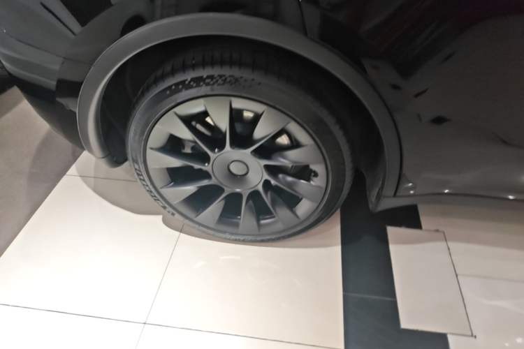 Used Tesla Model Y 2021 Standard Range Rear-Wheel Drive Version Right Rear Wheel Hub