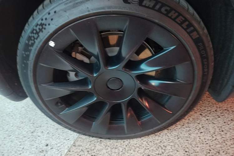 Used Tesla Model Y 2021 Standard Range Rear-Wheel Drive Version Right Rear Wheel Hub