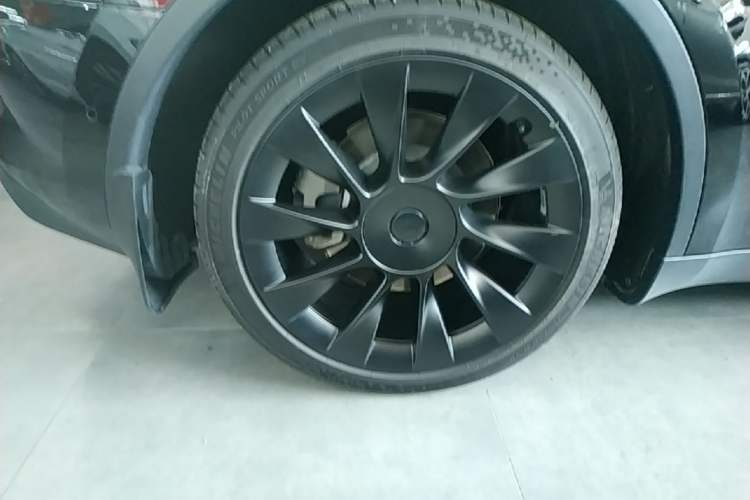 Used Tesla Model Y 2021 Standard Range Rear-Wheel Drive Version Right Rear Wheel Hub