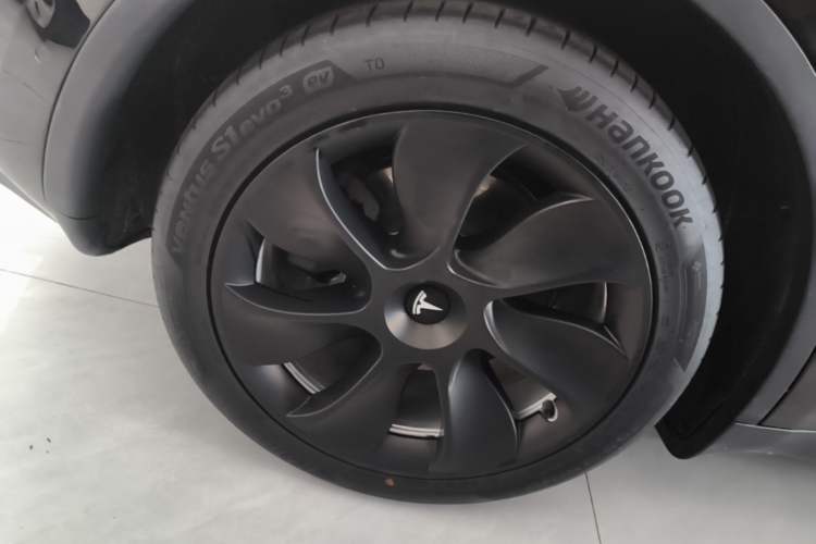 Used Tesla Model Y 2021 Standard Range Rear-Wheel Drive Version Right Rear Wheel Hub