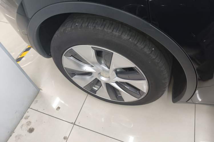Used Tesla Model Y 2021 Long-Range All-Wheel-Drive Version Right Rear Wheel Hub
