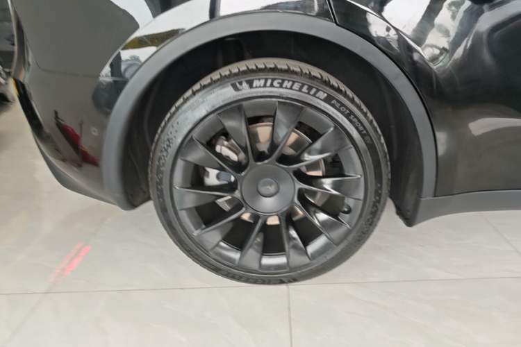 Used Tesla Model Y 2021 Long-Range All-Wheel-Drive Version 3D7 Right Rear Wheel Hub