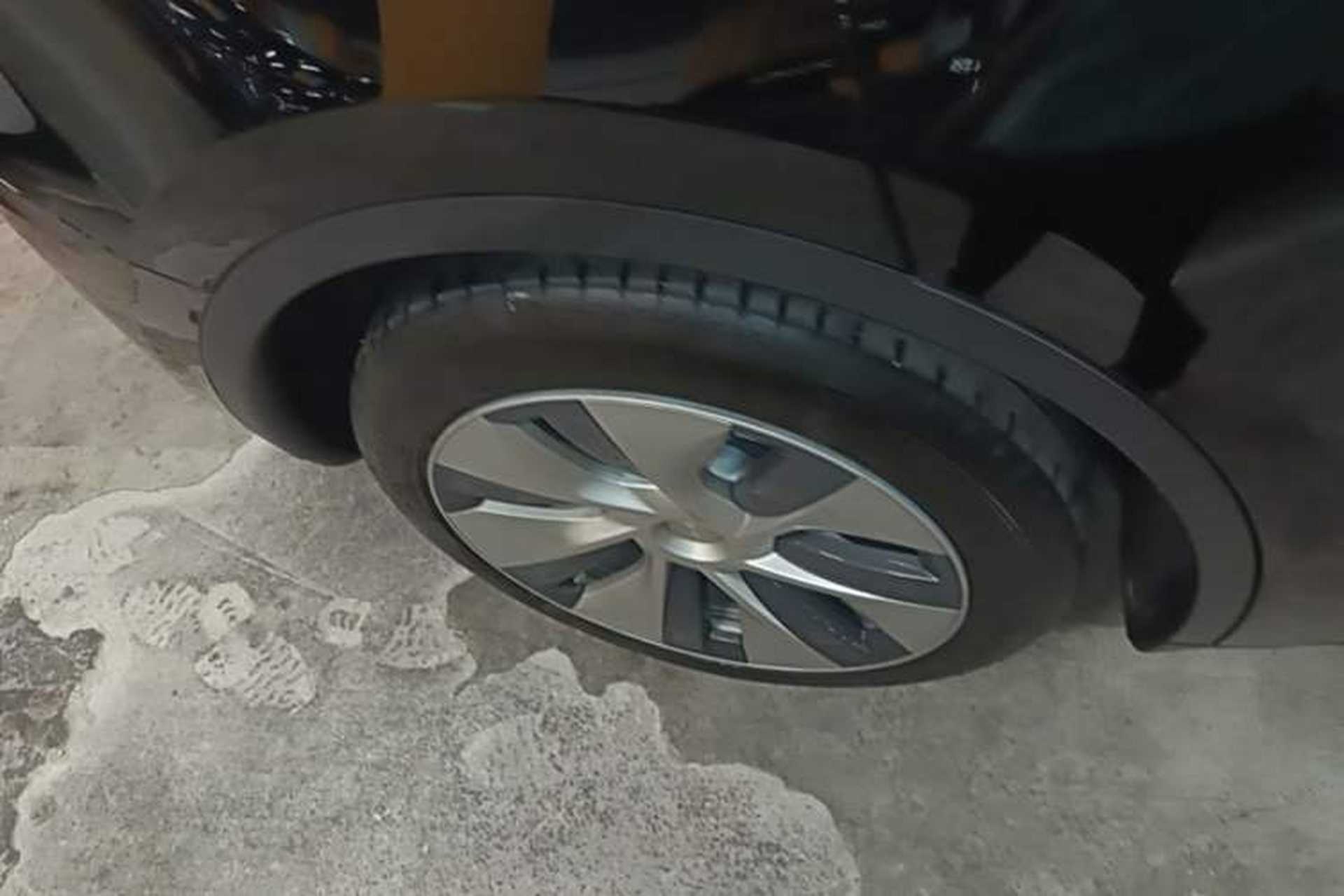 Used Tesla Model Y 2021 Standard Range Rear-Wheel Drive Version Right Rear Wheel Hub