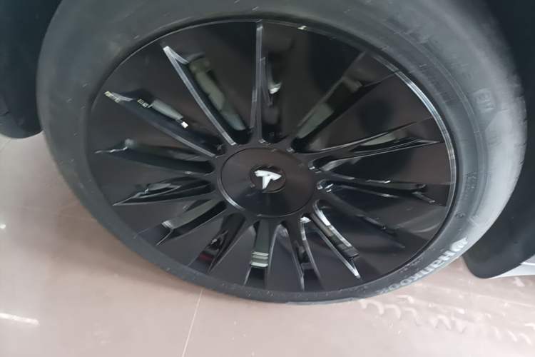 Used Tesla Model Y 2021 Standard Range Rear-Wheel Drive Version Right Rear Wheel Hub