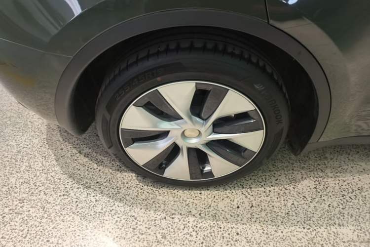 Used Tesla Model Y 2021 Long-Range All-Wheel-Drive Version 3D7 Right Rear Wheel Hub